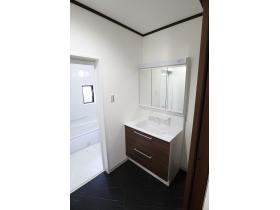 三面鏡にハンドシャワー付、使いやすい洗面台